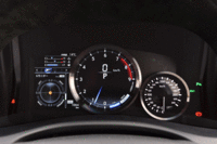 メーターパネルは“F”専用デザイン。中央のエンジン回転計は液晶画面になっており、指針の動きまでがアニメーションで表示される。（写真をクリックすると、走行モード別の表示バリエーションが見られます）