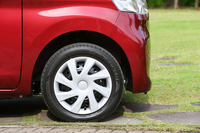 「タント」の足元は、155/65R14サイズのタイヤとスチールホイールの組み合わせが主。アルミホイールは最上級グレードの「G」「G“SA”」のみに用意される。