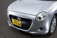 「コペン セロ」のフロントマスク。丸いヘッドランプと台形型のフロントグリルを組み合わせた“笑い顔”のデザインが、初代モデルをほうふつさせる。