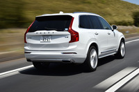 「XC90 T8」には、車線逸脱を防止するステアリングのアシスト機能を加えた、最新のアダプティブクルーズコントロールが備わる。（写真をクリックすると、XC90 T8のフォトギャラリーが見られます）