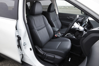 シートの仕様はガソリン車と共通。表皮は防水クロスが標準で、オプションでスエード調トリコットも選べる。
    