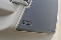 Meridian製のオーディオシステムも2014年モデルのセリングポイント。「HSE」は、11スピーカーの「SE」よりもぜいたくな17スピーカー仕様となる。
    