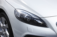 カーブにあわせてライトの向きを調節してくれるヘッドランプのアクティブベンディング機能に加えて、ハイビーム／ロービームを自動的に切り替える「アクティブハイビーム」も、標準で与えられる。