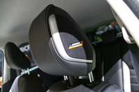 「日産マイクラ」の運転席のヘッドレストには、BOSEのUltraNearfieldスピーカーが2個装着されている。