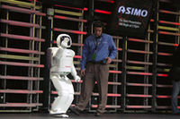 ホンダ・ブースにはASIMOが登場。走っていた。