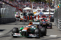 抜けないモナコで気持ちのいいオーバーテイクを見せてくれたのがフォースインディアのエイドリアン・スーティル（写真前）。ジェンソン・バトン、フェルナンド・アロンソといったつわものを次々と料理し、予選8位から5位でフィニッシュした。僚友ポール・ディ・レスタは17番手スタートから虎視眈々（たんたん）と上位を狙い9位入賞。（Photo=Force India）
    