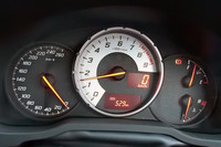 回転計を中央にすえるメーター。レッドゾーンは7500rpmからとなる。