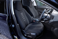 「308SWシエロ」の前席。「シエロ」にはファブリックスポーツシートが、ベースグレードとなる「プレミアム」にはファブリックコンフォートシートが採用される。