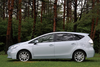 空力性能を意識してデザインしたという、伸びやかな「プリウスα」のサイドビュー。「プリウス」に比べ、全長は155mm、ホイールベースは80mm長くなっている。