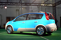 アディダスと日産がコラボレーション、「ノート」をリミックスの画像