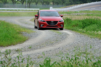 GVC搭載の「アクセラスポーツ15S」（FF）で砂利路を行く。