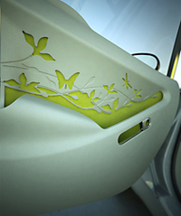 シートやドアパネルには蝶や草木など自然を描いた絵が刻まれる