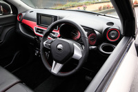 「キャスト スポーツ」のインストゥルメントパネルまわり。MOMO製の本革巻きステアリングホイールが装備されている。