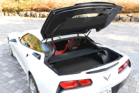 大きな開口部を持つラゲッジスペース。荷物の露出を防ぐカバーも備わる。取り外したルーフパネルも、ここに収納できる。（写真をクリックすると荷室のアレンジが見られます）
    