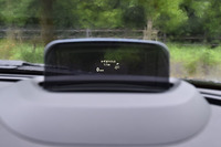 視線の移動を抑えつつ速度やカーナビの情報が得られるヘッドアップディスプレイ。7万6000円のオプションとして提供される。