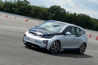 取材は、まずは「BMW i3」の試乗からスタート。このクルマの走りについては『webCG』の試乗記をご参照あれ。
    