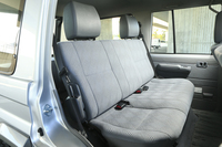 リアシートはベンチ式で、ダブルフォールディング式の一体可倒機構が備わる。