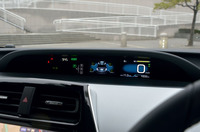 
	メーターは、ダッシュボードの中央に集約される。4.2インチの液晶ディスプレイが2つ並列にレイアウトされる。写真は4WD車のもので、前後輪への駆動力配分の様子が表示されている。
	