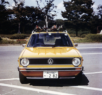 自動車評論家・徳大寺有恒を生んだ、マリノイエローの1975年「ゴルフLS」。「金がなかったから、エアコンをはじめとするオプションは一切なしだった」という。後付けされたルーフキャリアにスキーが積んであることから、スキー旅行に行く際に撮られたショットだろう。
    