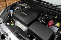 「エスクード」と共通のJ24B型2.4リッター直列4気筒エンジン。「キザシ」への搭載にあたって、いままでより最高出力が22ps引き上げられ、188ps/6500rpmとなっている。
