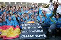 アロンソ、そしてミシュランタイヤが去るルノーも、昨年の初コンストラクターズタイトルに次ぐ2連覇。アロンソは、今年未勝利に終わったマクラーレンへと旅立ち、残るシートにはジャンカルロ・フィジケラとヘイッキ・コバライネンがつく。（写真＝Renault）