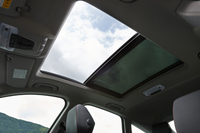 テスト車にはオプションの電動パノラマガラスサンルーフ（21万5000円）が装着されていた。