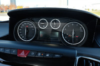 メーターのアップ。手前に点灯しているのは、アイドリングストップ機能のON／OFFボタン。