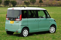 リアデザインは安定感を表現したという。L字型のコンビネーションランプが個性的。
    