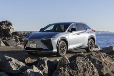 数値では示せない乗り味の進化にも注目。「レクサスRZ350e“バージョンL”」を試す。