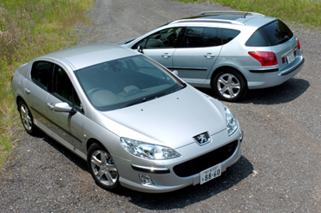 【スペック】407 ST 2.2（写真手前）：全長×全幅×全高＝4685×1840×1460mm／ホイールベース＝2725mm／車重＝1550kg／駆動方式＝FF／2.2リッター直4DOHC 16バルブ（158ps/5650rpm、22.1kgm/3900rpm）／価格＝360万円（テスト車＝同じ）