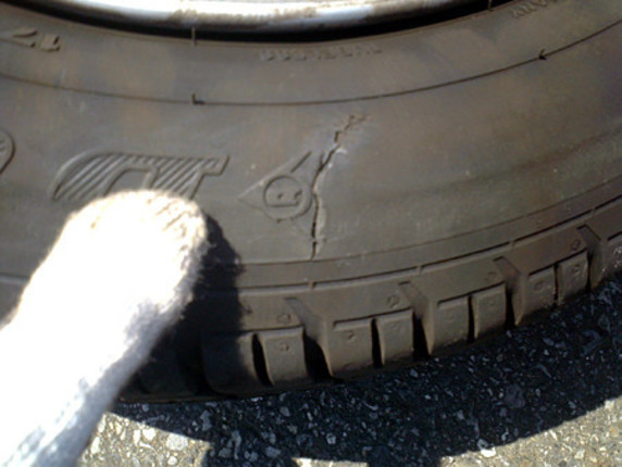 右リアタイヤのサイドウォールがざっくり！　こんなことってあるのねぇ……。