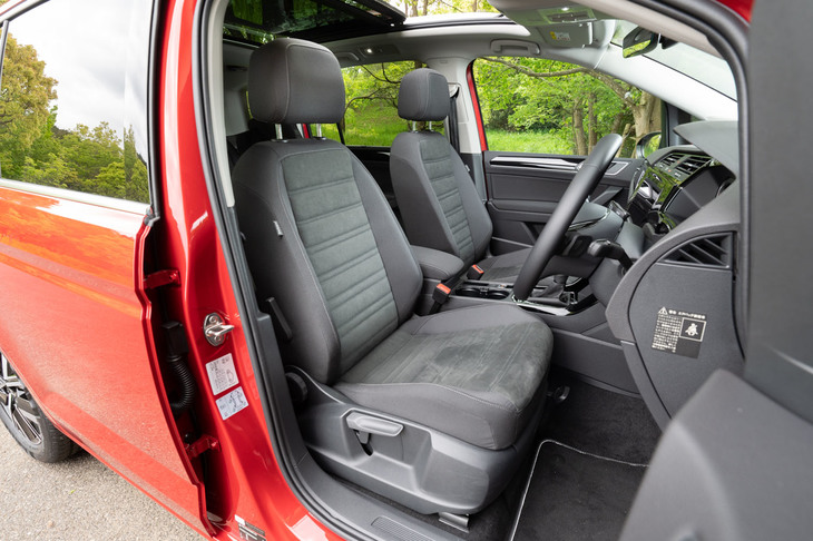 シートの仕様はグレードによって異なり、表皮には「ハイライン」や「Rライン」ではマイクロフリースが、その他のグレードではファブリックが採用される。