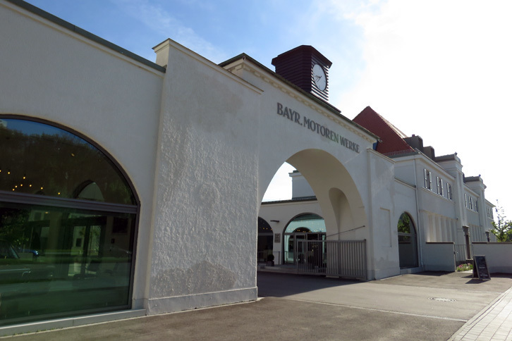 BMWの本拠地であるドイツ・ミュンヘンで、まず訪れたのがこちらの施設。クラシックカーのレストアや整備などのサービスを提供する「BMWクラシック」である。