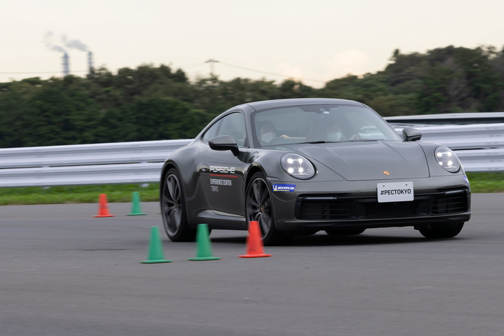 続いて、ダイナミックエリアにてスラロームと急制動を体験。ここではポルシェのハンドリング特性と適切なブレーキング方法など、ドライビングの基本を学び、速く走るのではなく安全につながる日常の運転技術を磨くことができます。実は10年以上前に富士スピードウェイで開催されていたポルシェオーナー向けのドライビングスクールを体験したことがある私。そのときはハンドル操作が遅くパイロンを飛ばしていたのですが、今回は遅れることなくスムーズに走行できました。ポルシェが推奨するシートポジションの理由が少し分かった気がします。