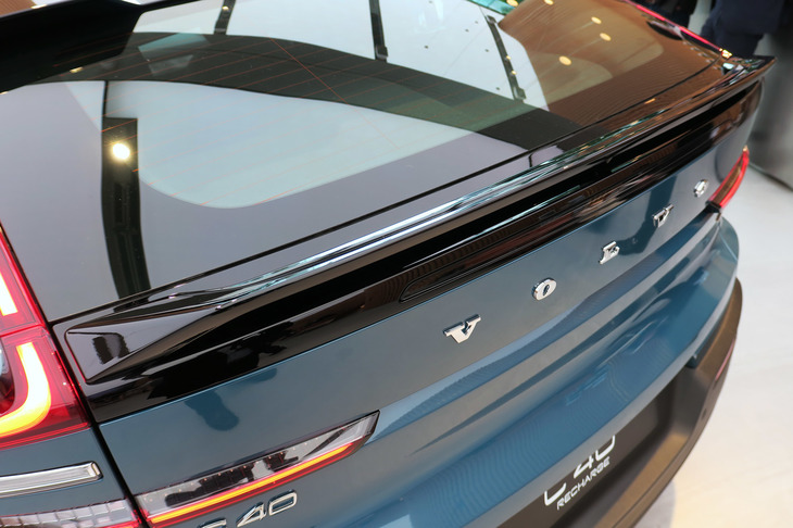 ボルボC40リチャージ（テールゲートスポイラー）