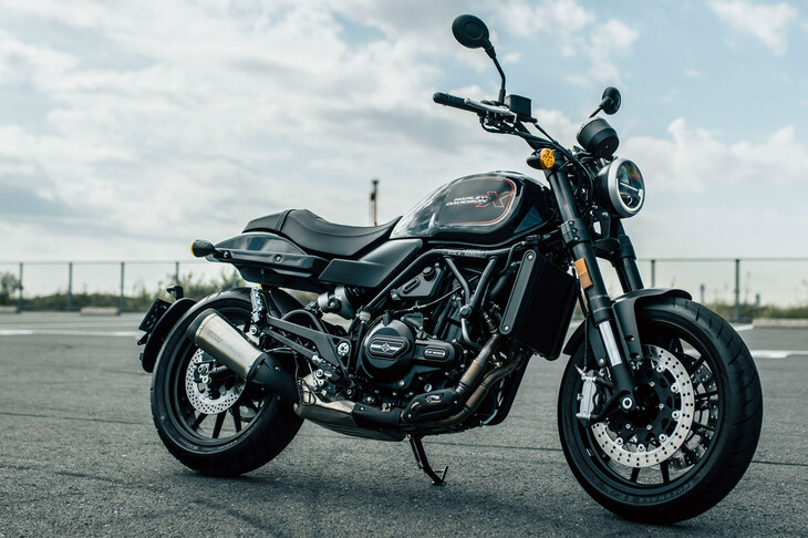 “兄貴分”の「X500」は、かつての「スポーツスター」をほうふつさせる、クラシックなアメリカンロードスタースタイルとなっている。