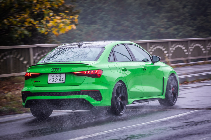 2021年9月に、ニュルブルクリンク北コースで7分40秒748のラップタイムをマークした「RS 3」。17万円のオプションアイテムとなる可変減衰力ダンパー「RSダンピングコントロールサスペンション」が組み込まれた今回の試乗車は、クラス最速を誇ったハイパフォーマンスモデルでありながら、しなやかな乗り味も持ち合わせていた。