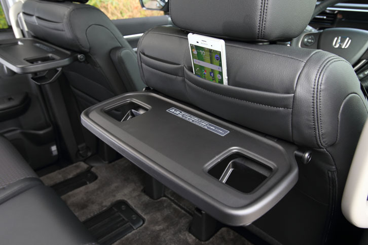運転席と助手席の背面には、折りたたみ式のテーブルや、ポケットが備わる。