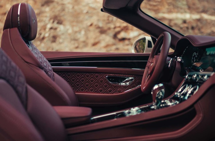 シートとステアリングホイール、アームレストにはヒーターが備わる。さらにシートには、ヘッドレストの付け根の部分にネックウオーマーが組み込まれている。