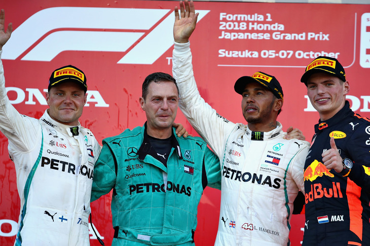 F1第17戦日本GPを制したメルセデスのルイス・ハミルトン（写真右から2番目）、2位に入ったメルセデスのバルテリ・ボッタス（同左端）、3位でレースを終えたレッドブルのマックス・フェルスタッペン（同右端）。（Photo=Red Bull Racing）