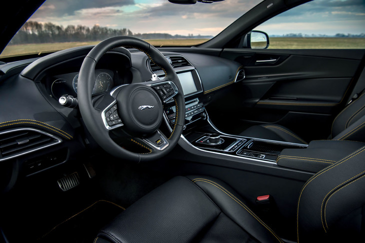 「XE 300スポーツ」のインテリア。