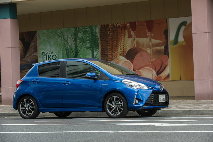 ボディーカラーにはテスト車に採用されていた「ブルーメタリック」を含め、全17色が用意されている。