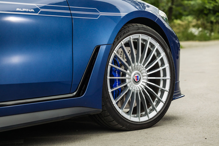 鍛造ホイールはアルピナクラシックデザインの20インチ。タイヤは「ALP」マーク入りの「ピレリPゼロ」を履く。