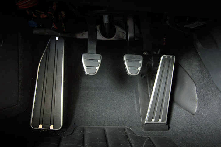 「911R」の操作ペダル。アクセルペダル（右端）はオルガン式で、左端にはフットレストが設けられている。写真は左ハンドル車のもの。