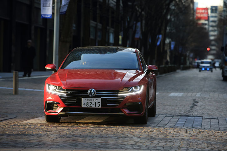 富士吉田方面へと出発する前に、ちょっと都内の一般道でタイヤのドライビングフィールをチェック。石畳の道を選んで走り、ロードノイズを確認します。