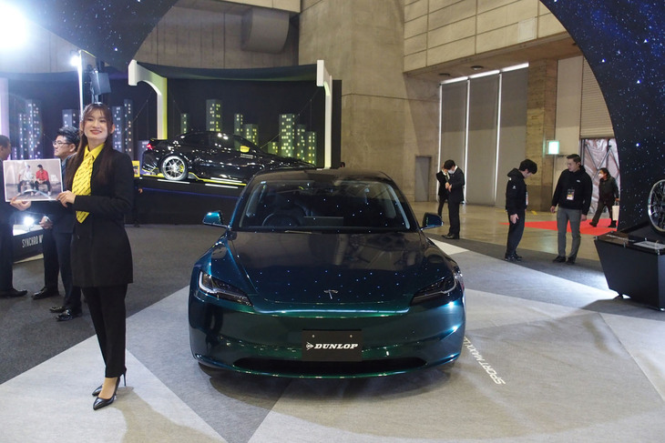 「ダンロップSPORT MAXX LUX」を装着した「テスラ・モデル3ダンロップカスタム」。