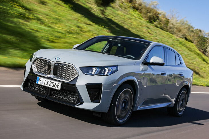 2023年のジャパンモビリティショーで世界初公開された、現行型「X2」。顔のインパクトが強烈で、逆にどんなスタイリングのクルマだったかが思い出しづらい……。