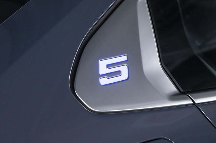 サイドウィンドウ後端のホフマイスターキンクと呼ばれる部分には「5」のロゴが入る。これはBMWの最新デザイン要素のひとつだが、LED照明が仕込まれているのは「7シリーズ」にもないポイントだ。