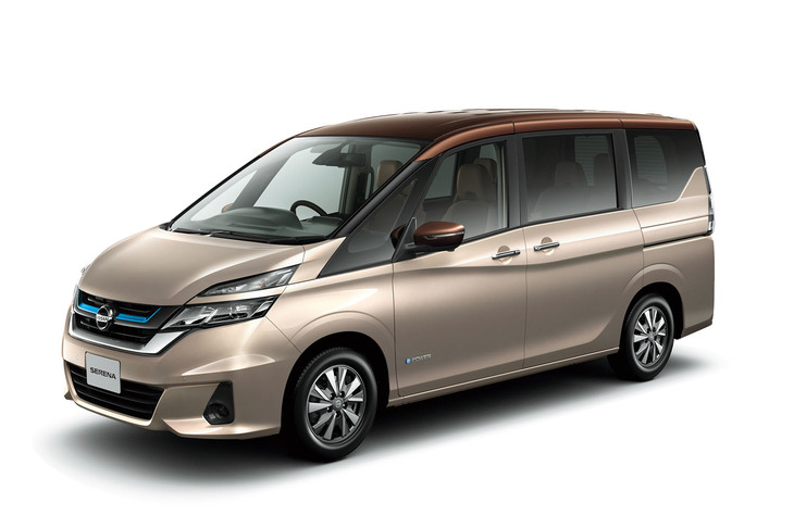 外観ではフロントグリルのブルーのアクセントや専用デザインのアルミホイールなどを特徴とする「セレナe-POWER」。細かなディテールを除けば、ノーマルセレナとほとんど変わらない。