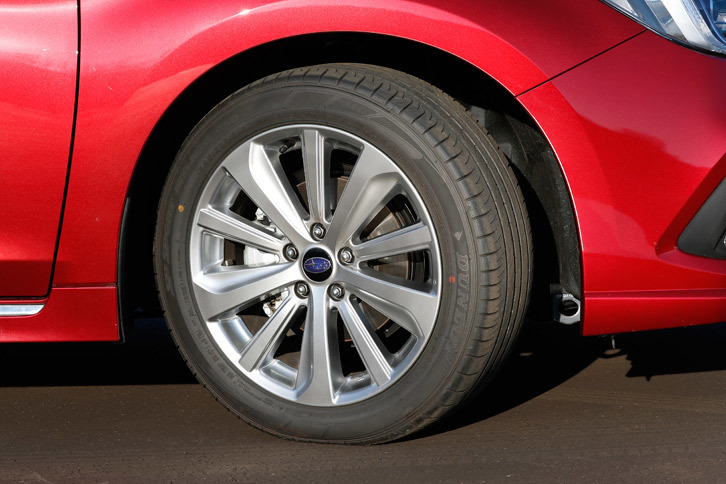 足まわりでは、路面からの入力に対してダンパーの振動を素早く収束させるとともに、コーナリング時に緩やかにロールが発生するよう改良が施された。